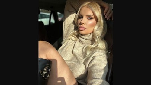 A început circul după ce Andreea Bănică a fost în fustă scurtă la un botez: „Să intri așa în sfânta biserică?!”