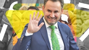 El este cel mai ”gonflat” politician din România! Celebrul primar s-a transformat uluitor în ultimii 20 de ani: e campionul operațiilor estetice