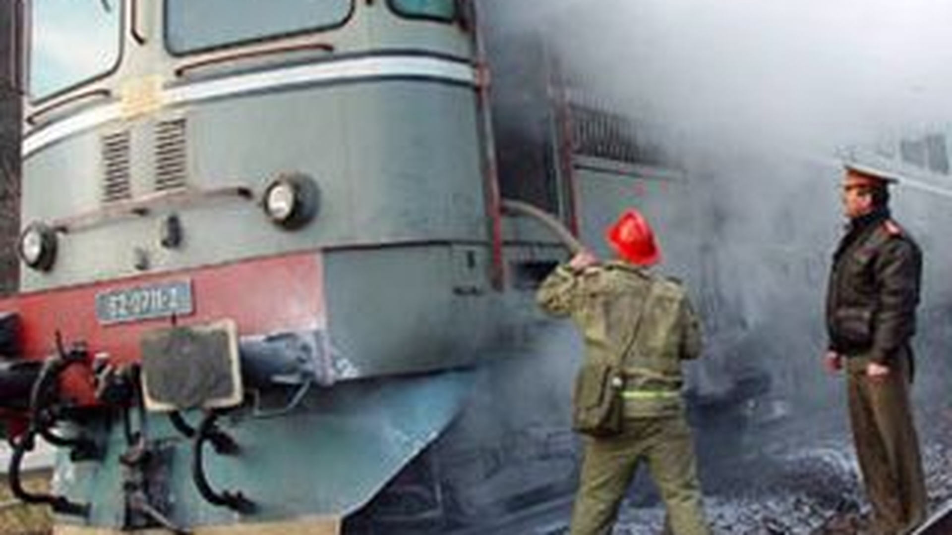Peste 120 de pasageri ai unui tren de persoane au ramas un camp, dupa ce locomotiva a luat foc