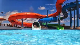 O fetiță de 8 ani a murit după ce s-a dat pe toboganul cu apă! Tragedia s-a produs într-o piscină din Tulcea