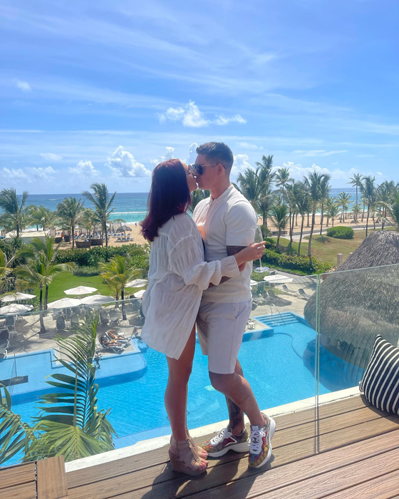 Surpriză de proporții pentru fanii lui Amy Childs! Vedeta este însărcinată pentru a treaia oară
