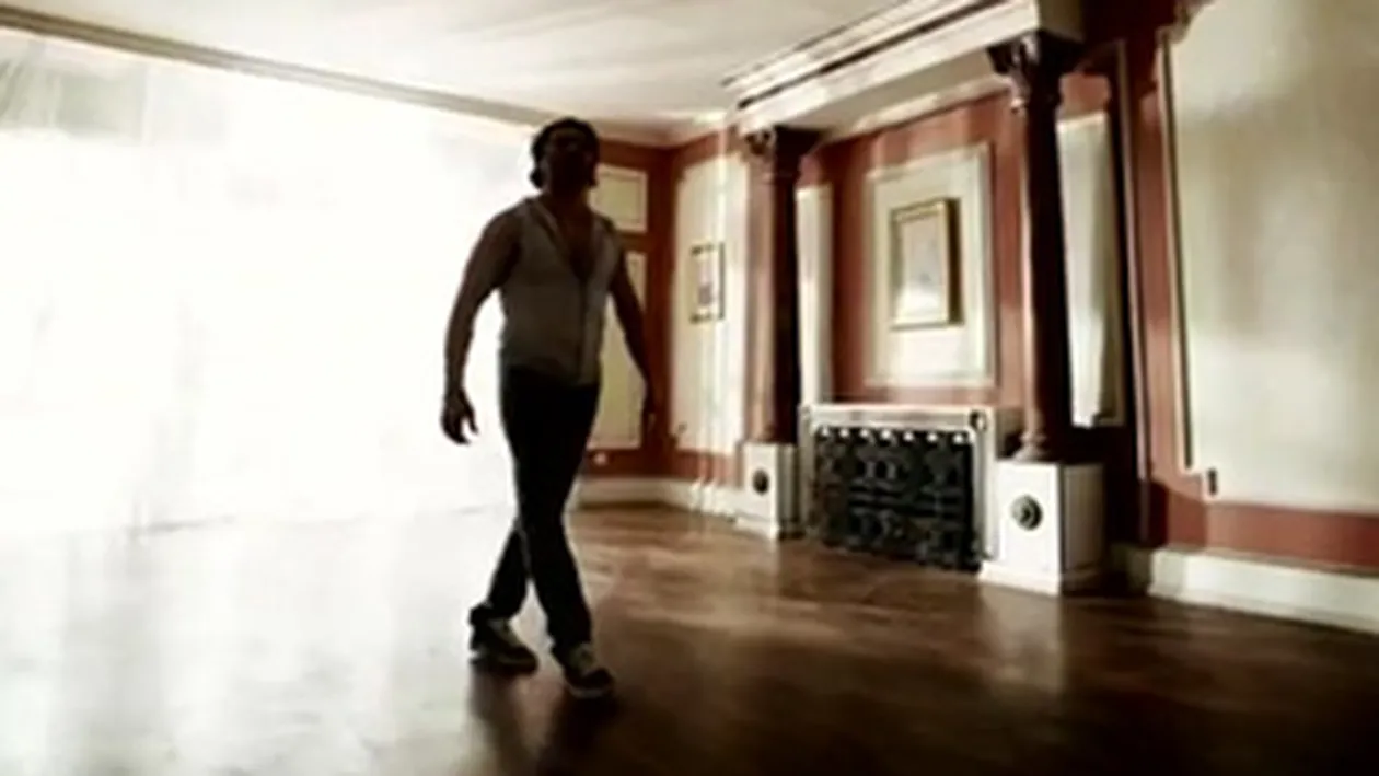 Cel mai asteptat videoclip al lui Pepe! Uite cum canta O femeie cat 100, piesa pentru Oana Zavoranu, intr-o casa ramasa fara mobila!