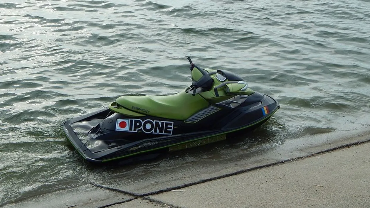 Accident cu două skijet-uri la Mamaia! Au intrat în stabilopozi