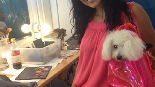 Adelina Pestritu si-a asortat rochita cu geanta in care-si poarta cateaua! Uite ce pink e look-ul ei!