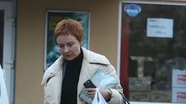 Cura de slabire sau buget de austeritate? Dana Grecu mananca pufuleti la pranz!