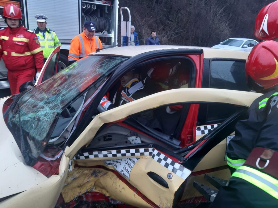 Polițiștii au decis să încidă circulația între Reșița și Bocșa în urma teribilului accident produs în această dimineață