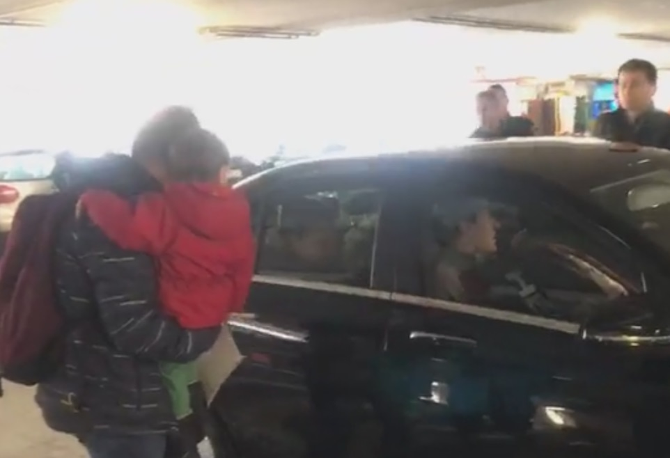 Gest sfâşietor făcut de Simona Halep pe aeroport! Extenuată şi dezamăgită după înfrângerea de la Australian Open, tenismena a clacat şi a făcut praf visul unui copil