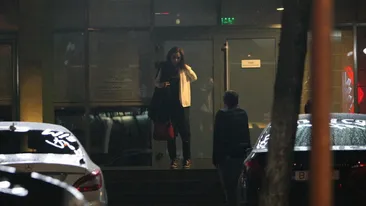 DJ-ul Silviu Andrei “pacatuieste” noaptea cu o tanara misterioasa! O imbratiseaza cu foc si nu-i vine sa se mai dezlipeasca de ea!