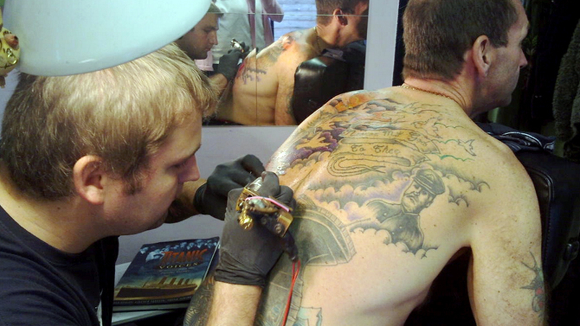 Asta da fan! Si-a tatuat povestea Titanicului pe spate