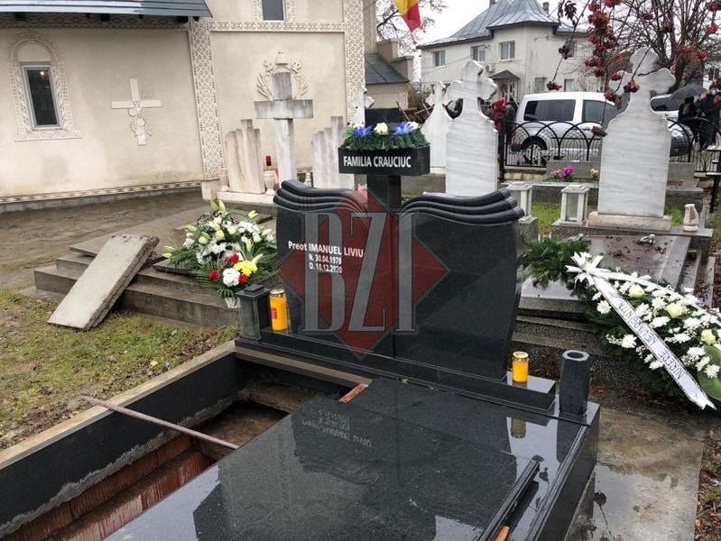 S-a aflat cine l-a găsit spânzurat pe părintele Liviu Crauciuc. Soția lui a lipsit de la înmormântare, dar a trimis o coroană cu flori pe care a scris un mesaj sfâșietor