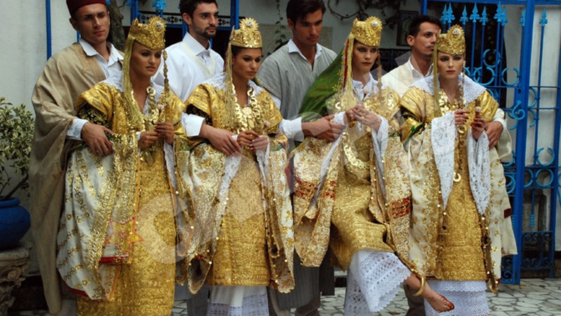 Bote isi marita ucenicele in Tunisia! Uite cum arata fetele de la Next Top Model in costume de peste 10 kg