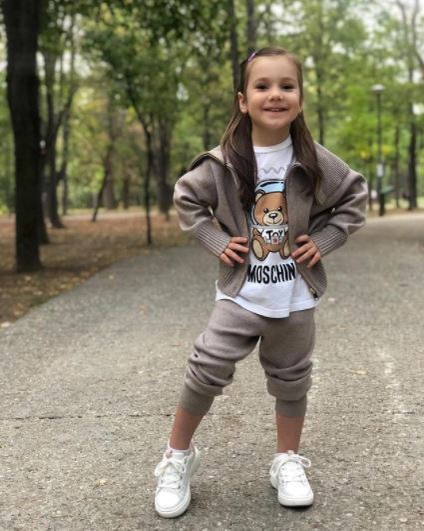 Plângând, Andreea Tonciu a făcut primele declarații după ce și-a înmormântat bunica: “N-am dormit de 4 zile”. Ce mesaj copleșitor a scris pe coroana cu flori