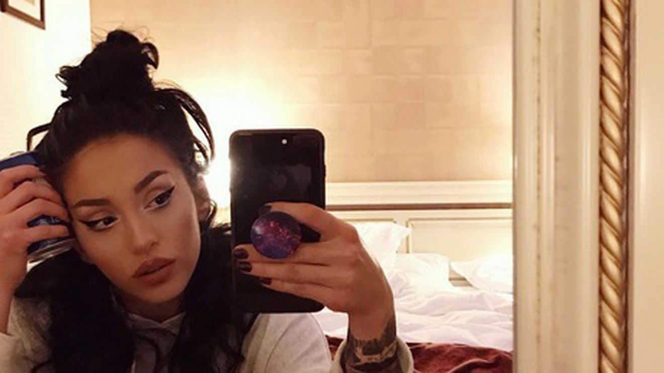 RUBY, sălbatică în pat! S-a urcat pe un bărbat şi a început să...