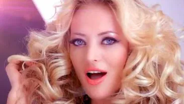 Uda toata si cu sanii la vedere. Delia si-a innebunit fanii: Panarama te-ai facut..