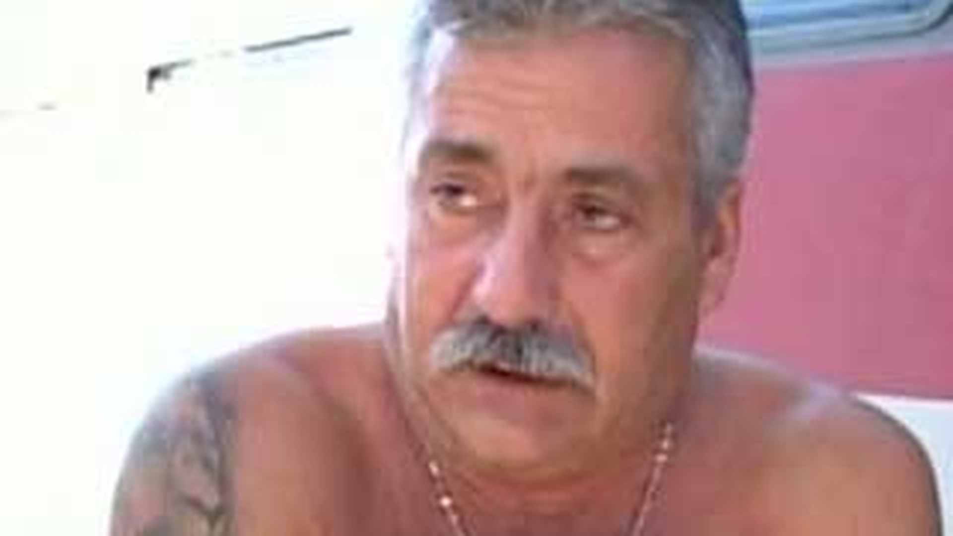 Pentru el, expresia "bai esti de c***t" are alt sens! Vezi cum i-a explodat unui barbat WC-ul din tren in fata si l-a umplut de "noroc" - Trenul de Timisoara a oprit in prima statie si toti au lesinat