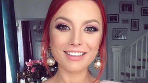 Ce-şi doreşte Elena Gheorghe de Crăciun? ”Ştie Moşul, ceva roşu şi...”