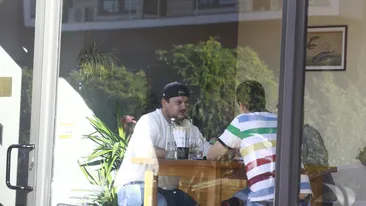 VIDEO EXCLUSIV. Dorel & Bobiţă din Las Fierbinţi au ieşit cu băieţii la o ”cârciumă” de fiţe! Şi-au făcut talentul la un sushi, apoi…