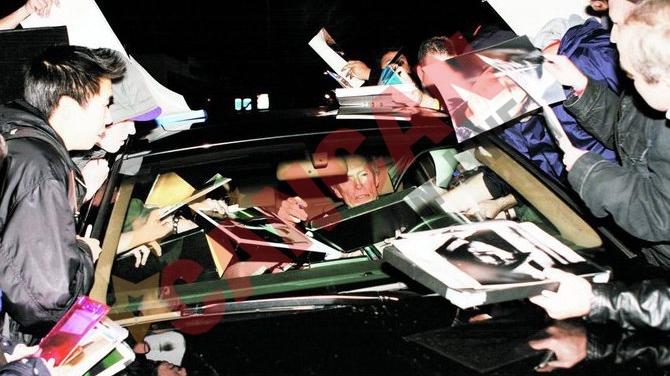I-au blocat masina ca sa le dea autografe