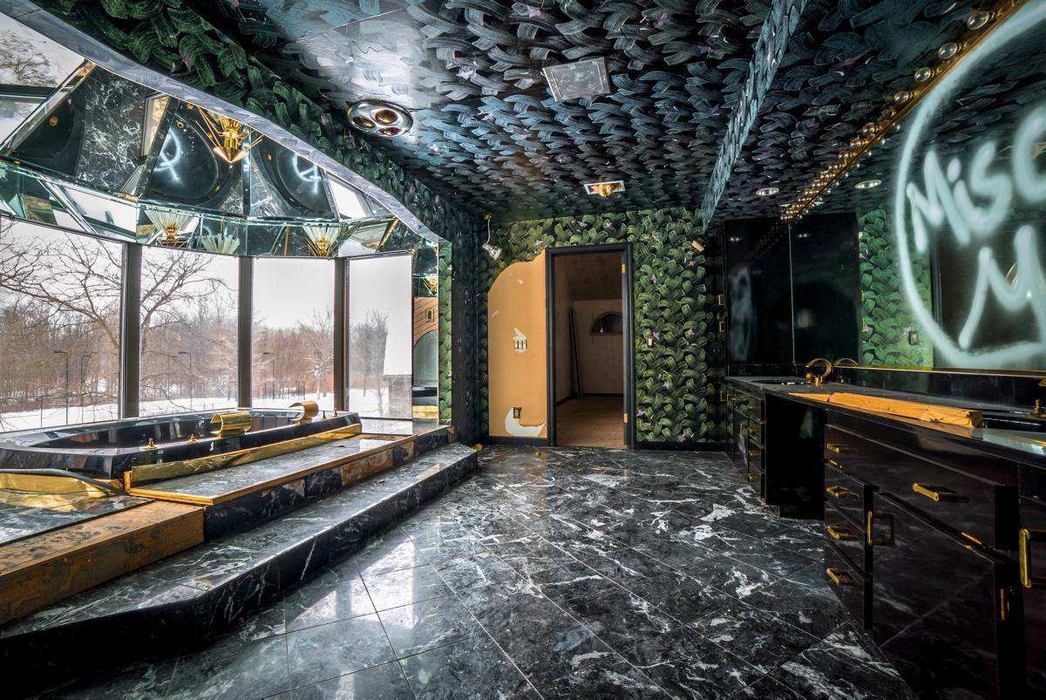 Aşa arată vila abandonată a lui MIKE TYSON, în care nu a locuit nimeni aproape 20 de ani. Imaginile sunt spectaculoase