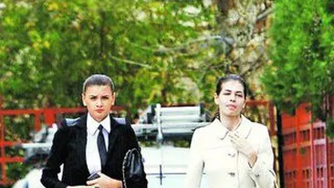 Ramona incearca sa-i ofere in Romania tot confortul pe care i-l asigura chinezul in SUA. Poarta uniforma cand face pe soferul pentru Moni