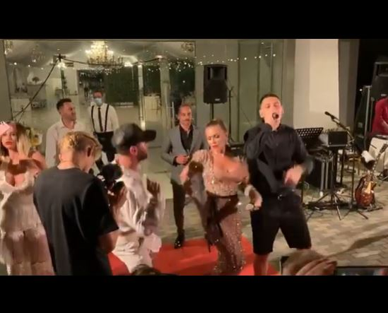 Oana Radu, o mireasă cum rar s-a mai văzut! Cum au arătat toate ţinutele artistei de la cununia civilă cu Cătălin Dobrescu. A avut decolteu larg şi…