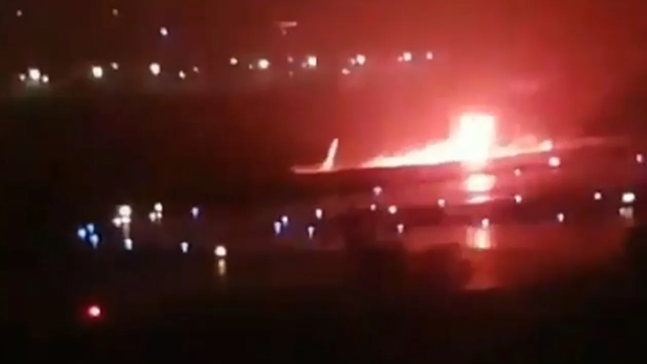 Un avion de pasageri cu 164 de persoane la bord a luat foc la aterizare, în Rusia!