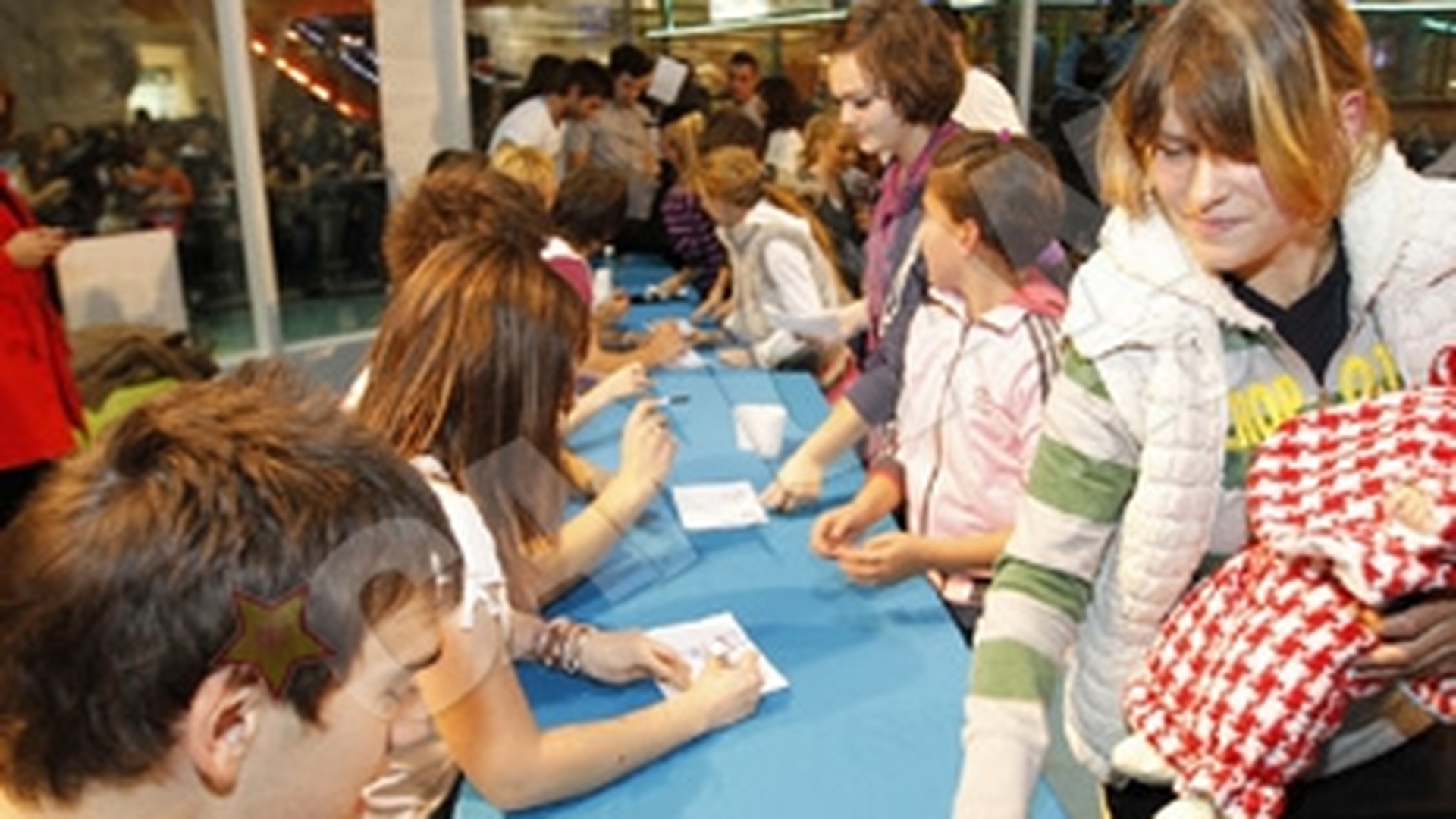 Nebunie la prima sesiune de autografe a trupei LaLa Band: 2.500 de fani s-au impins sa isi vada idolii