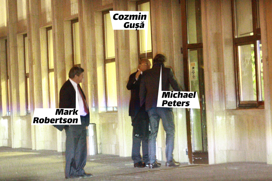 Cozmin Gușă, într-o discuție cu Michael Peters și Mark Robertson, la Aeroportul Băneasa