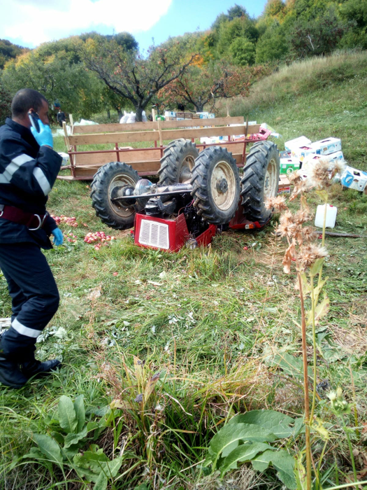 Bărbatul a fost strivit sub propriul tractor