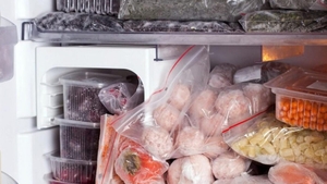 Lista alimentelor pe nu trebuie, sub nicio formă, să le congelezi. Mulți români fac greșeala