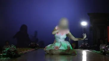 Toate lumea si-a pus mainile la urechi! O cunoscuta cantareata de la noi si-a “zgariat” publicul pe timpane intr-un live socant!