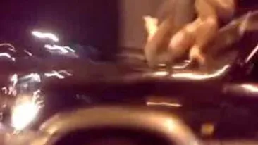 Trei blonde goale excita soferii in timp ce se dezbraca pe capota unui jeep aflat in mers!