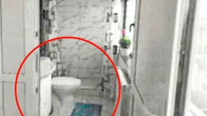 Banc?! Nu, este un caz real din Vaslui: Un locatar și-a montat WC în balcon!