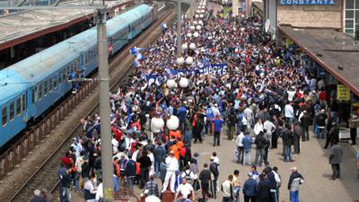 Aproape nu mai sunt locuri la trenurile către litoral! Care este gradul de ocupare al garniturilor care pleacă spre Constanţa şi Mangalia