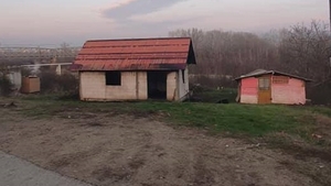 Dramă pentru trei copii orfani de mamă din Balş-Olt. Casa lor a fost distrusă într-un incendiu şi cer ajutor
