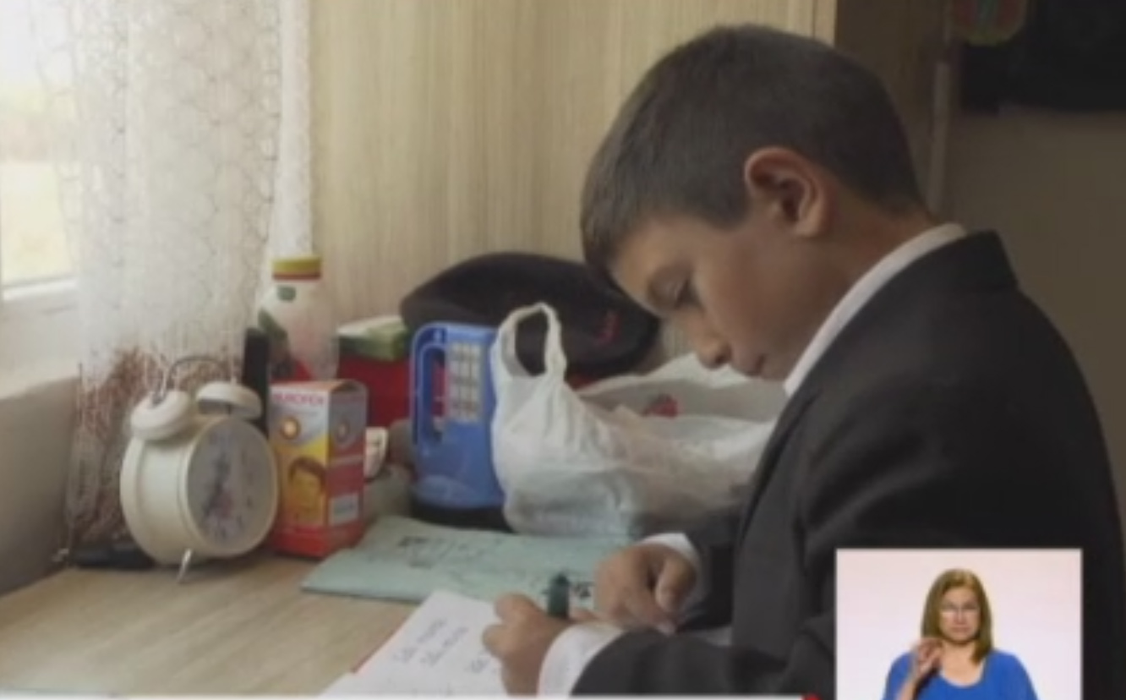 Caz incredibil în Prahova! Doi frați, orfani de tată și părăsiți de mamă, locuiesc într-o casă sărăcăcioasă, fără energie electrică
