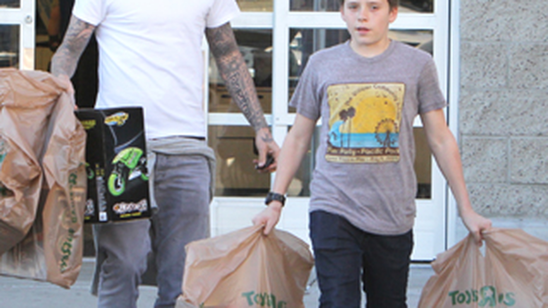 David Beckham, cu sacosele pline de jucarii