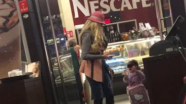 Sanziana Buruiana nu are aptitudini de mama! Voluptoasa blonda a lasat nesupravegheat un copil de cativa ani!