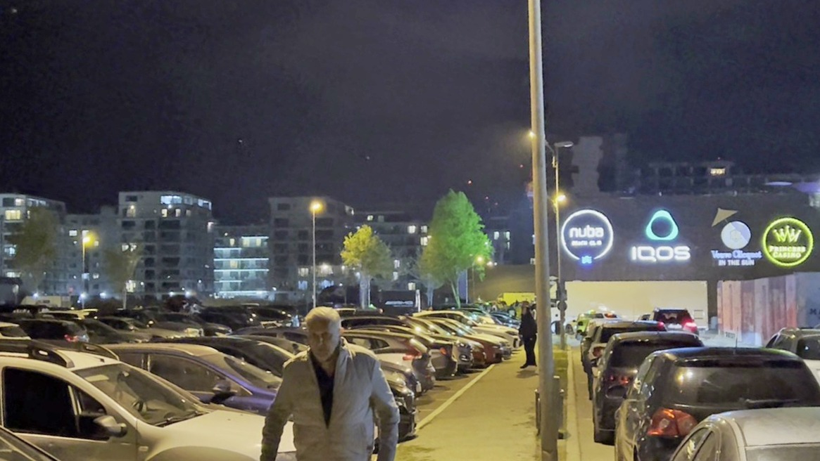 Ilie Năstase se plimbă, aparent dezorientat, într-o parcare din Mamaia (Foto: CANCAN.RO)