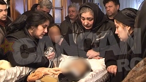 Ritual pagan la cap de mort! Ce incantatii manelistice face Stefan de la Barbulesti langa sicriul lui Dede din Pitesti!
