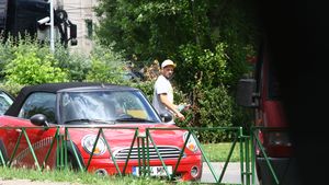 Pazea, pericol de plictiseala! Ombladon si-a scos amicii la o cafea, dar a cascat si s-a uitat in gol toata "ieseala"