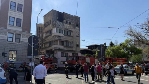 Incendiu la un bloc în apropierea Gării de Nord din Bucureşti! O femeie a fost transportată la Spitalul de Arși și 2 persoane au fost preluate de SMURD