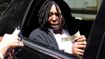 N-o sa va vina sa credeti pe ce da autografe actrita Whoopi Goldberg