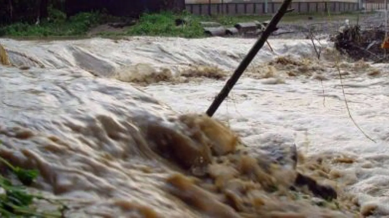 Copil de 4 ani, luat de viitură în Bistrița-Năsăud! Zeci de oameni din sat și pompierii îl caută