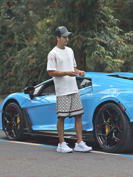 Sebastian Dobrincu și-a luat un Lamborghini baby blue