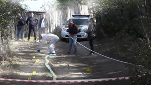 Crimă înfiorătoare în Vaslui. Trupul unui bărbat a fost găsit agățat de un gard. Criminalul l-a dezbrăcat de la brâu în jos