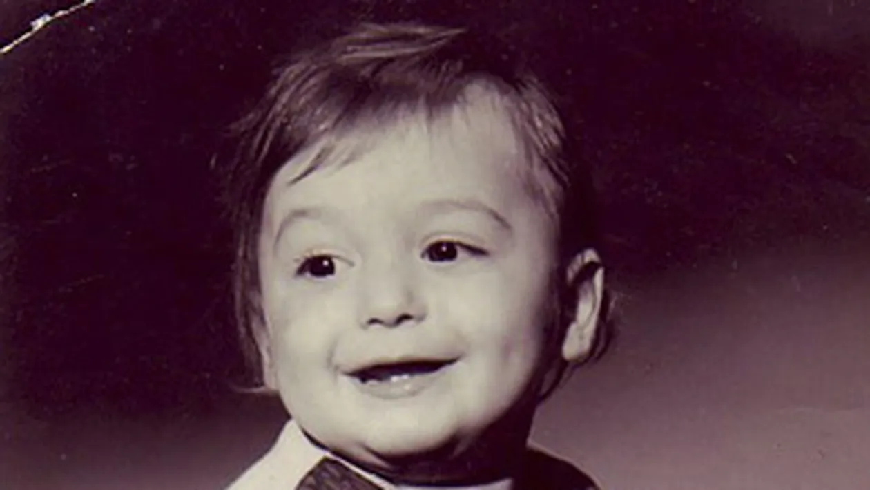 N-o sa-ti vina sa crezi in ce barbat sexy s-a transformat acest baietel cu ciorapi in dungi!