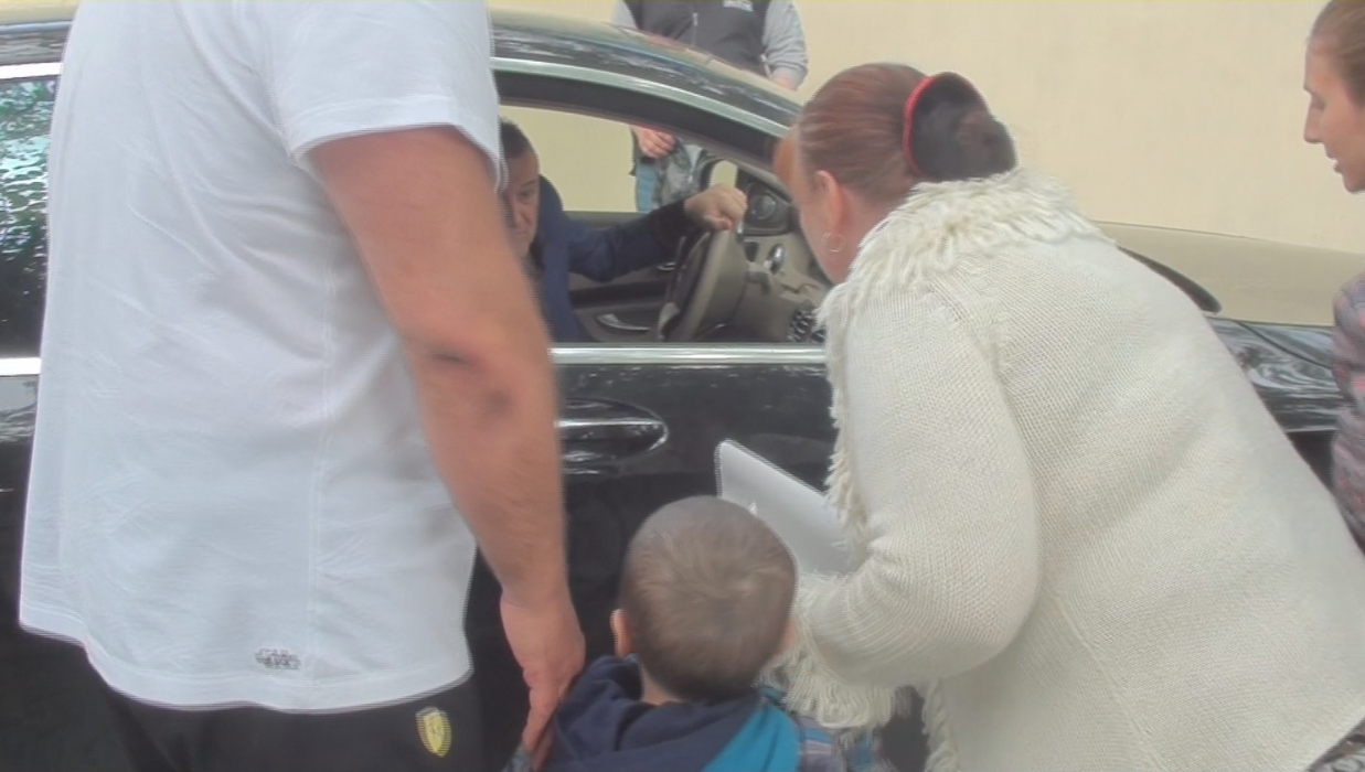 Gigi Becali dă ”audienţe” din Mercedesul Maybach de 200.000 de euro