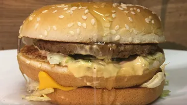 Iată ce se întâmplă atunci când torni acid sulfuric pe un Big Mac. Rezultatul experimentului e unul contrar aşteptărilor, iar imaginile au devenit virale
