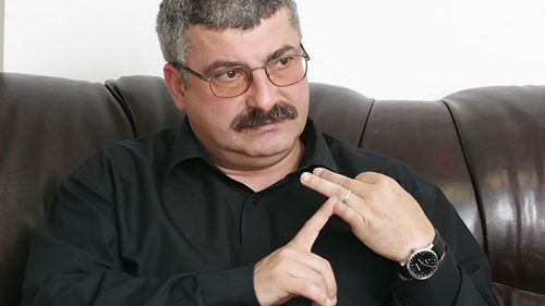 Prigoană a venit din vacanţă mai nervos decât a plecat! A jignit o jurnalistă in aeroport, iar pe Bahmu a ignorat-o complet
